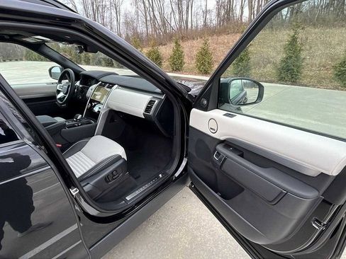 New 2024 Land Rover Discovery Dynamic SE image 17