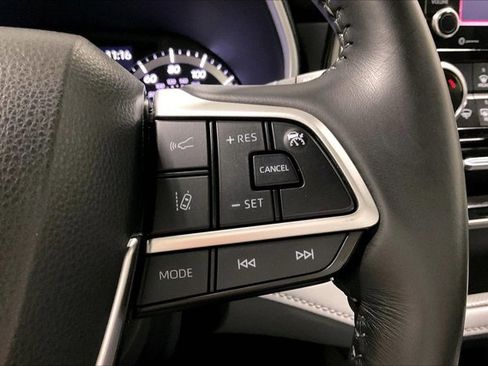 Used 2022 Toyota Highlander XLE AWD/4WD image 19