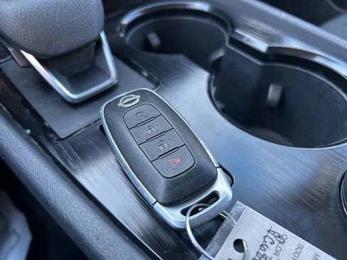 Used 2023 Nissan Rogue SV image 40