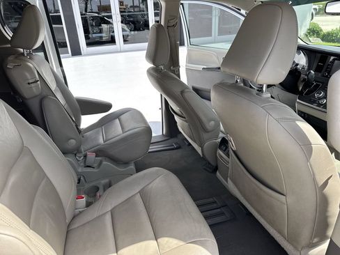 Used 2020 Toyota Sienna XLE w/ XLE Navigation Package FWD image 33