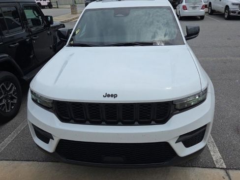 Used 2023 Jeep Grand Cherokee Altitude RWD image 3