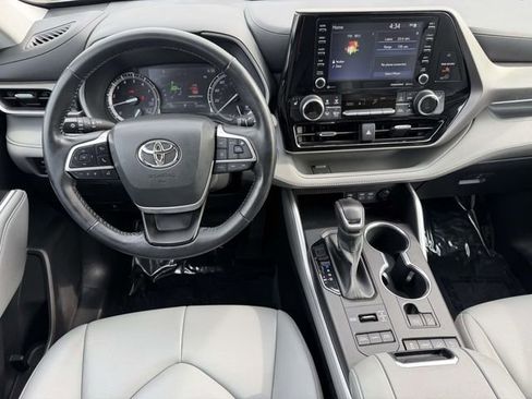 Used 2022 Toyota Highlander XLE AWD/4WD image 13