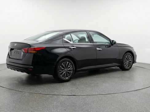 Used 2025 Nissan Altima 2.5 SV image 9
