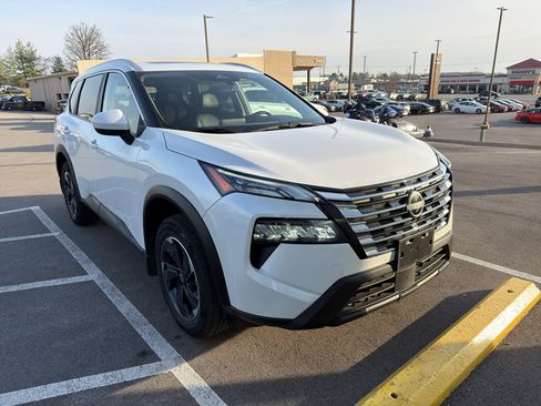 Used 2025 Nissan Rogue SV w/ SV Premium Package image 6