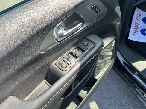 Used 2025 Chrysler Pacifica Select FWD image 16