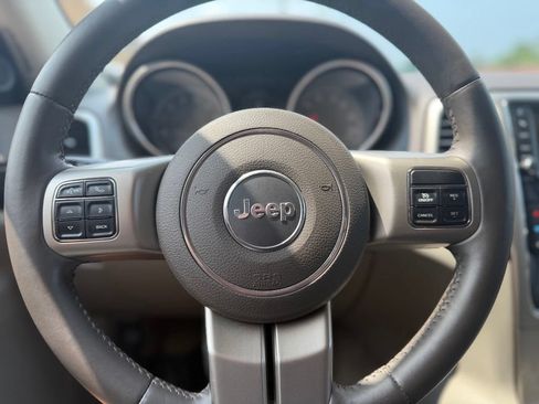 Used 2013 Jeep Grand Cherokee Laredo AWD/4WD image 26