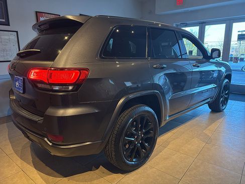 Used 2017 Jeep Grand Cherokee Altitude image 3