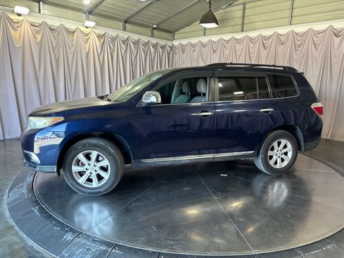 Used 2011 Toyota Highlander SE w/ Tow Pkg FWD image 8