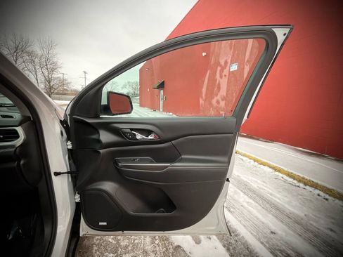 Used 2018 GMC Acadia SLT image 30