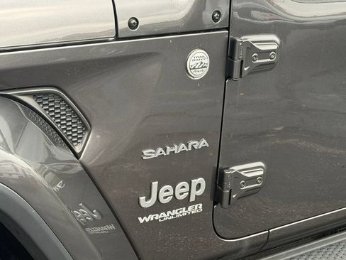 Used 2018 Jeep Wrangler Unlimited Sahara w/ Dual Top Group AWD/4WD image 18