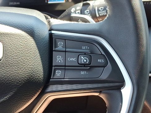Used 2023 Jeep Grand Cherokee Altitude AWD/4WD image 23