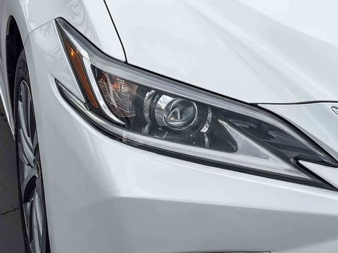 Used 2021 Lexus ES 300h w/ Accessory Package image 7