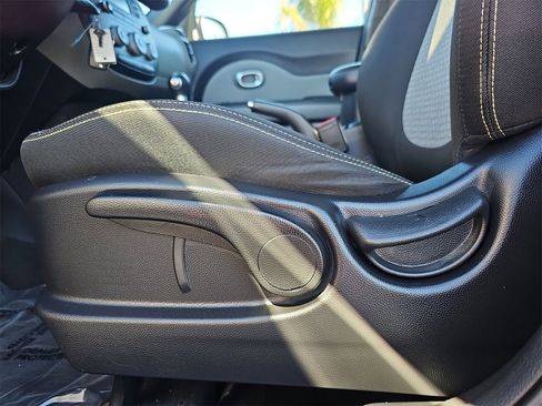 Used 2016 Kia Soul + image 29