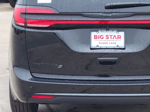 New 2026 Chrysler Pacifica Limited image 7