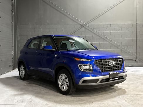 Used 2023 Hyundai Venue SE FWD image 1
