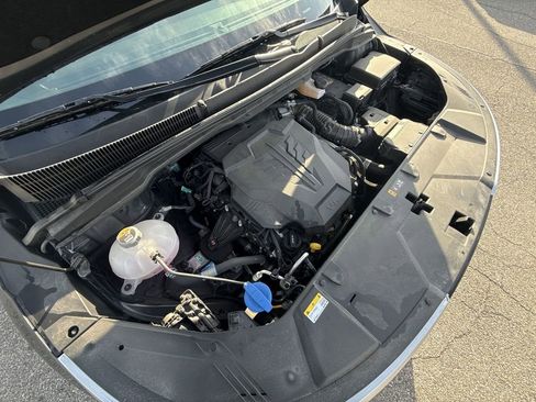 Used 2024 Kia Carnival EX image 17