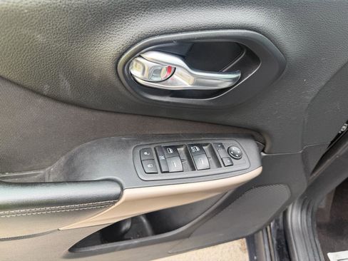 Used 2018 Jeep Cherokee Latitude w/ Cold Weather Group AWD/4WD image 16