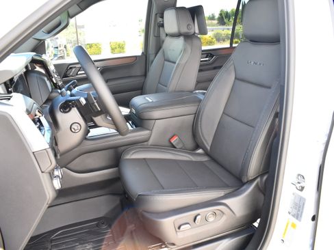 Used 2026 GMC Yukon Denali w/ Advanced Technology Package AWD/4WD image 13