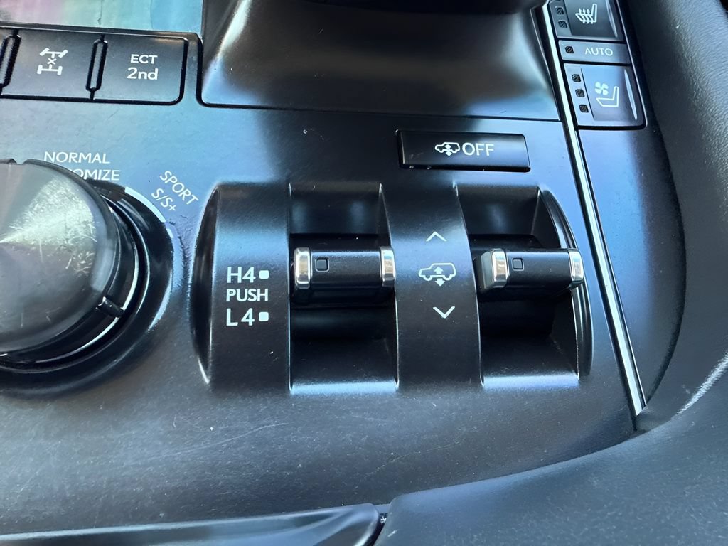 Used 2017 Lexus LX 570 4WD w/ Luxury Package image 22