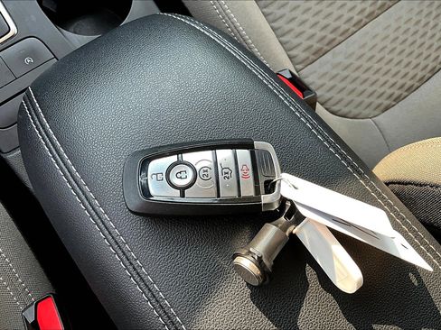 Used 2022 Ford Escape SE w/ SE Sport Appearance Package image 12