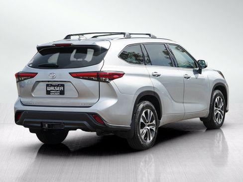 Used 2021 Toyota Highlander XLE AWD/4WD image 5