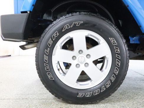 Used 2012 Jeep Wrangler Unlimited Sahara w/ Dual Top Group AWD/4WD image 17