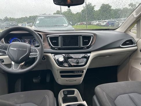 Used 2023 Chrysler Voyager LX FWD image 5