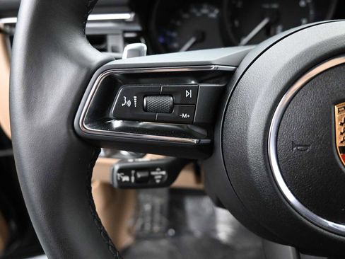 Certified 2025 Porsche Macan AWD/4WD image 9