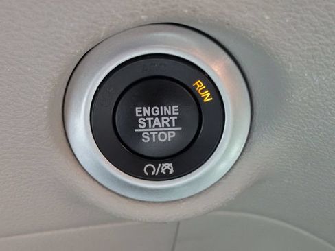 Used 2023 Chrysler Pacifica Touring-L FWD image 18