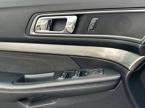 Used 2019 Ford Explorer XLT w/ Equipment Group 202A image 8