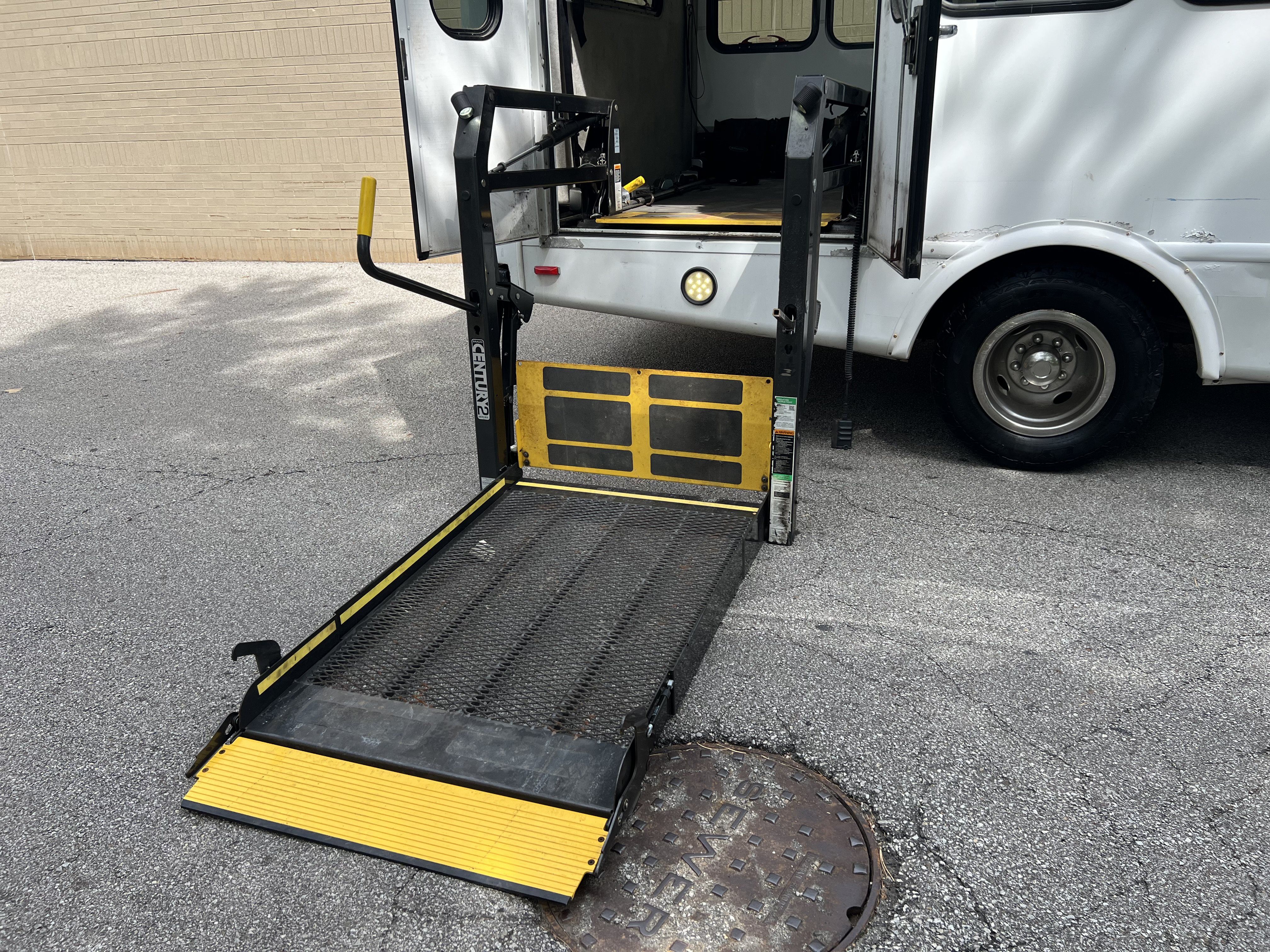 Used 2013 Ford E-350 and Econoline 350 Super Duty w/ Shuttle Bus Prep Pkg RWD image 16