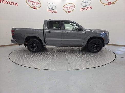 Used 2024 Nissan Frontier SV image 3