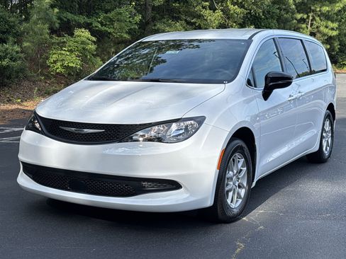 New 2025 Chrysler Voyager LX image 3