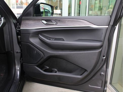 New 2025 Jeep Grand Cherokee Limited image 25