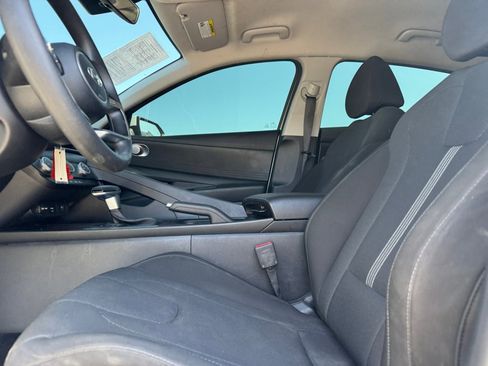 Used 2025 Hyundai Elantra SE FWD image 17