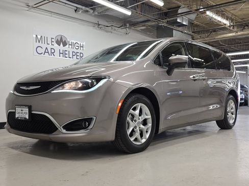 Used 2017 Chrysler Pacifica Touring Plus w/ Tire & Wheel Group FWD image 15