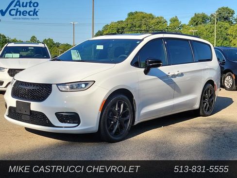 Used 2024 Chrysler Pacifica Limited w/ Uconnect Theater Family Group FWD image 1