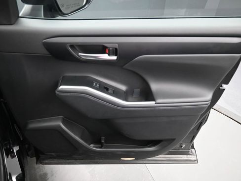 Certified 2025 Toyota Highlander XSE image 38