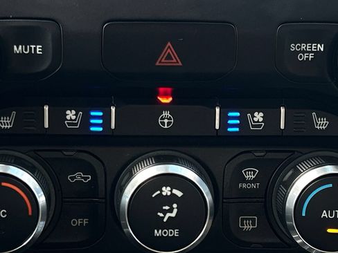 Used 2019 RAM 1500 Laramie AWD/4WD image 37