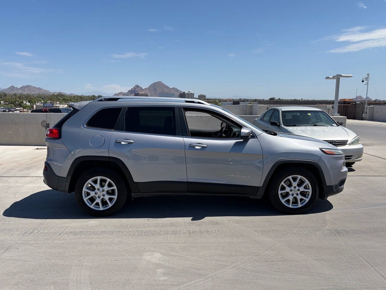 Used 2015 Jeep Cherokee Latitude FWD image 3