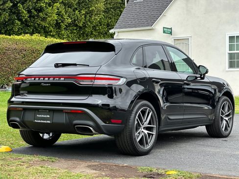 Certified 2025 Porsche Macan AWD/4WD image 8