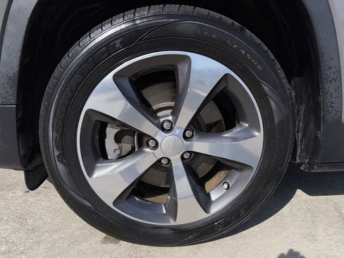 Used 2019 Jeep Cherokee Limited image 38