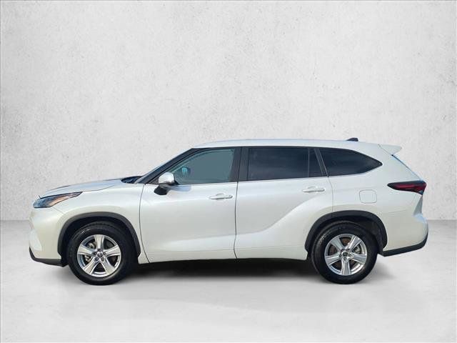 Used 2025 Toyota Highlander LE FWD image 9
