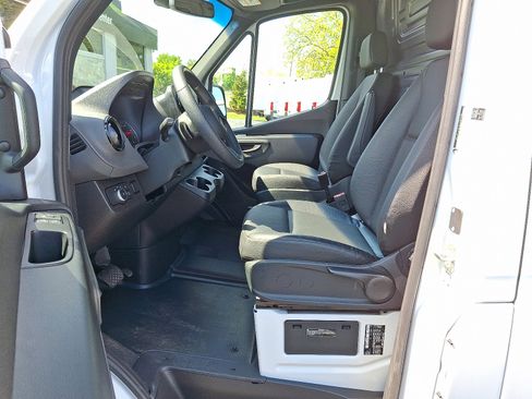 Used 2025 Mercedes-Benz Sprinter 2500 image 14