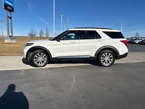 Used 2022 Ford Explorer XLT w/ Equipment Group 202A image 6