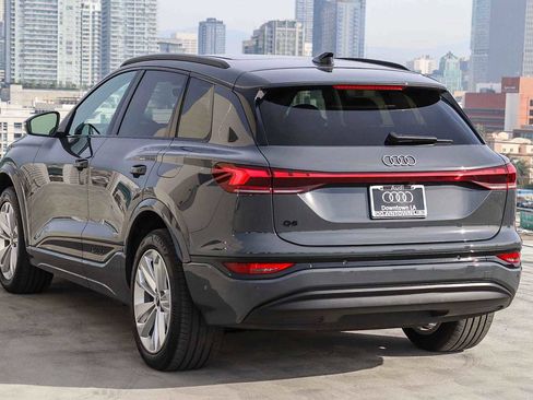 Used 2025 Audi Q6 e-tron Premium w/ Convenience Package image 6