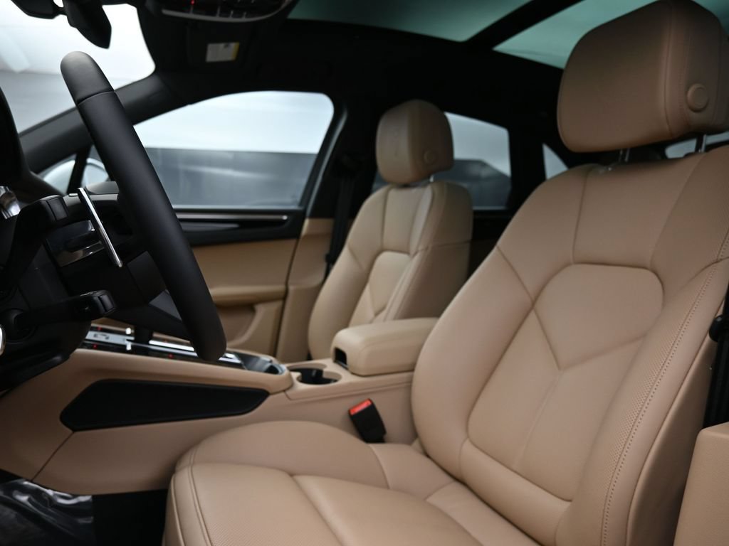 Certified 2026 Porsche Macan AWD/4WD image 5