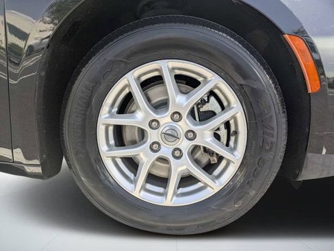 Used 2023 Chrysler Pacifica Touring-L FWD image 9