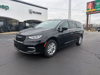 New 2026 Chrysler Pacifica Select