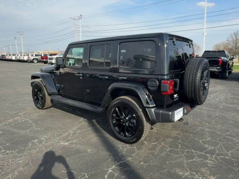 Used 2025 Jeep Wrangler Sahara image 6